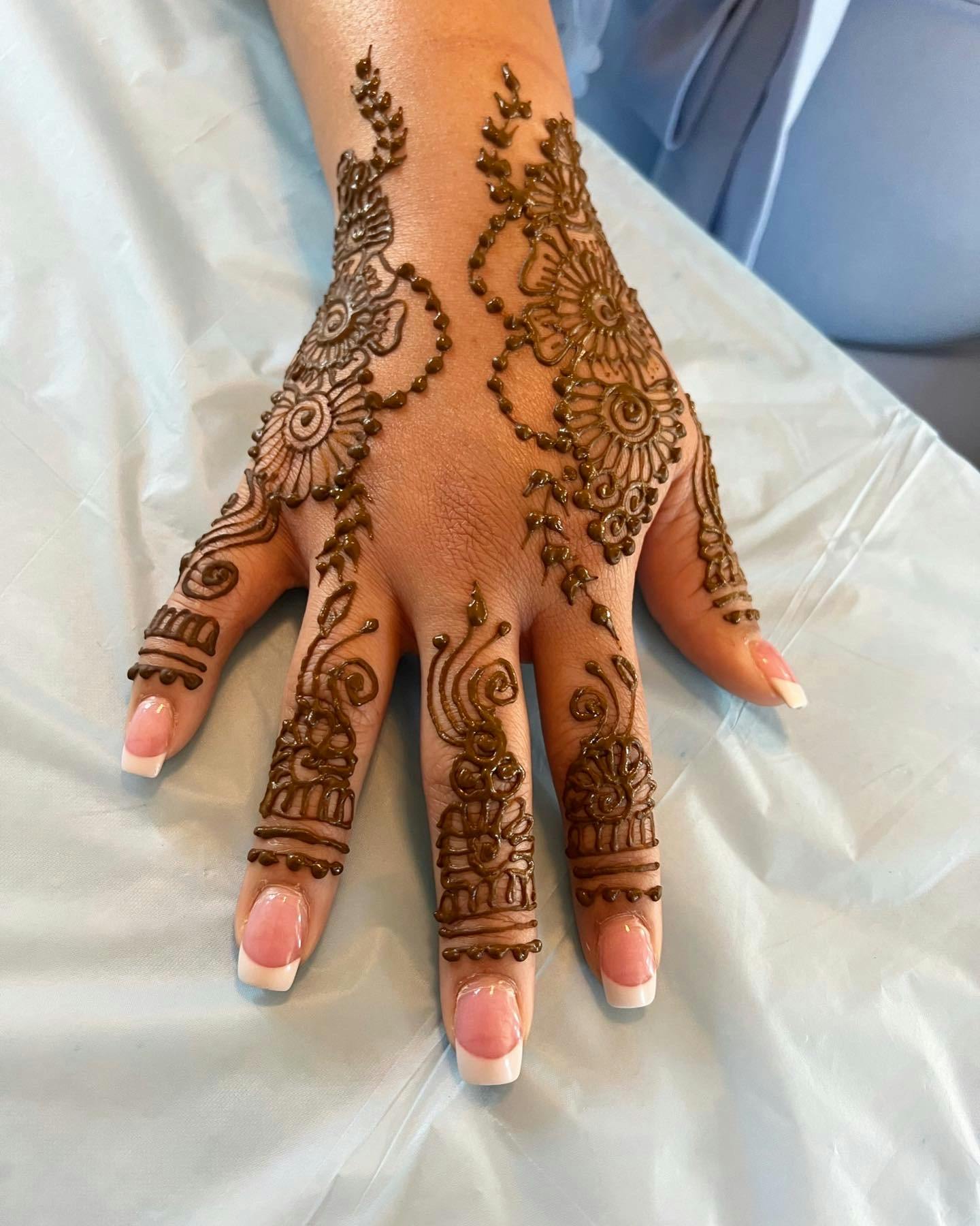 Traditional henna (hand design)