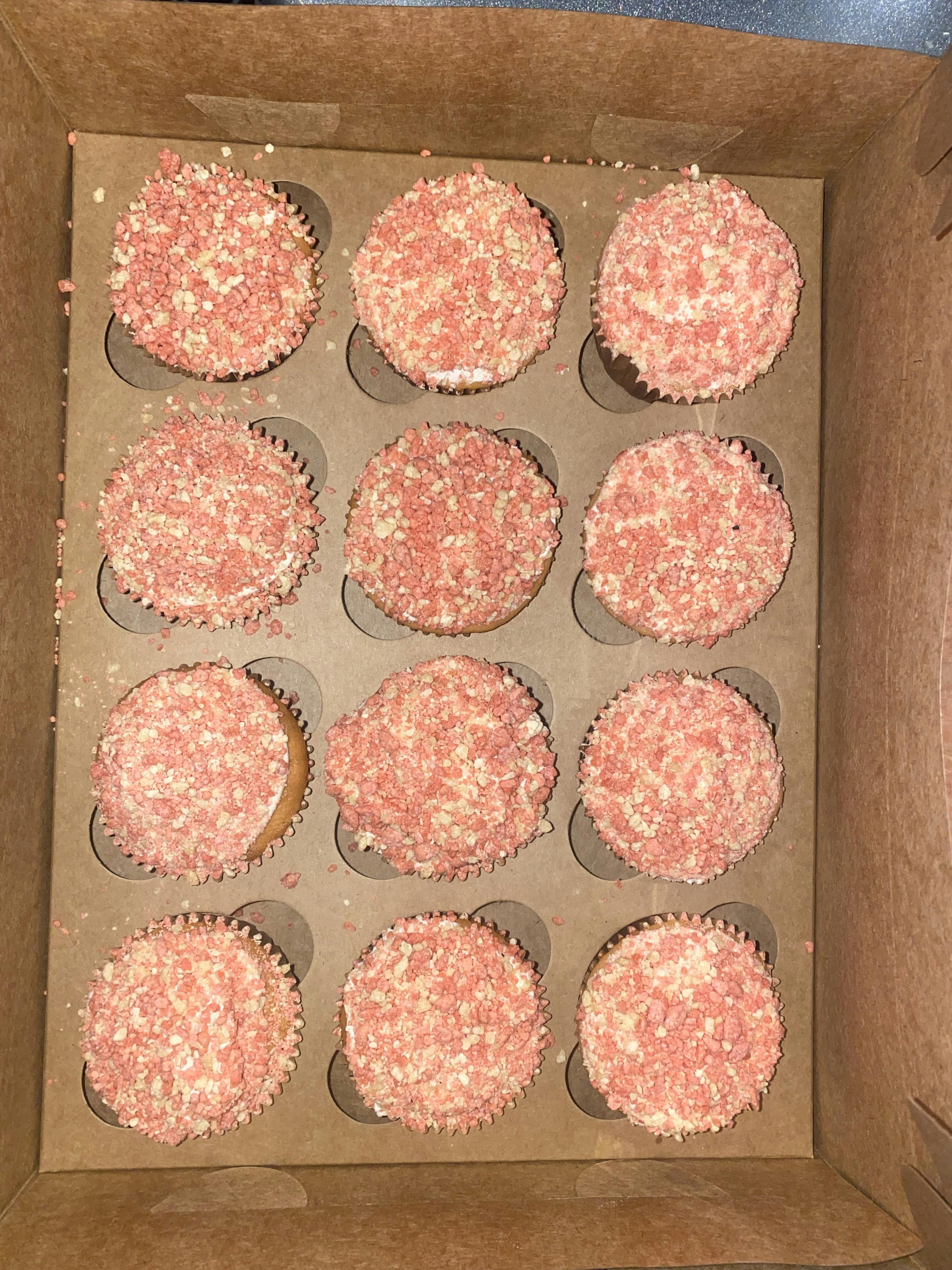 Strawberry Crunch Cupcakes/Cake 