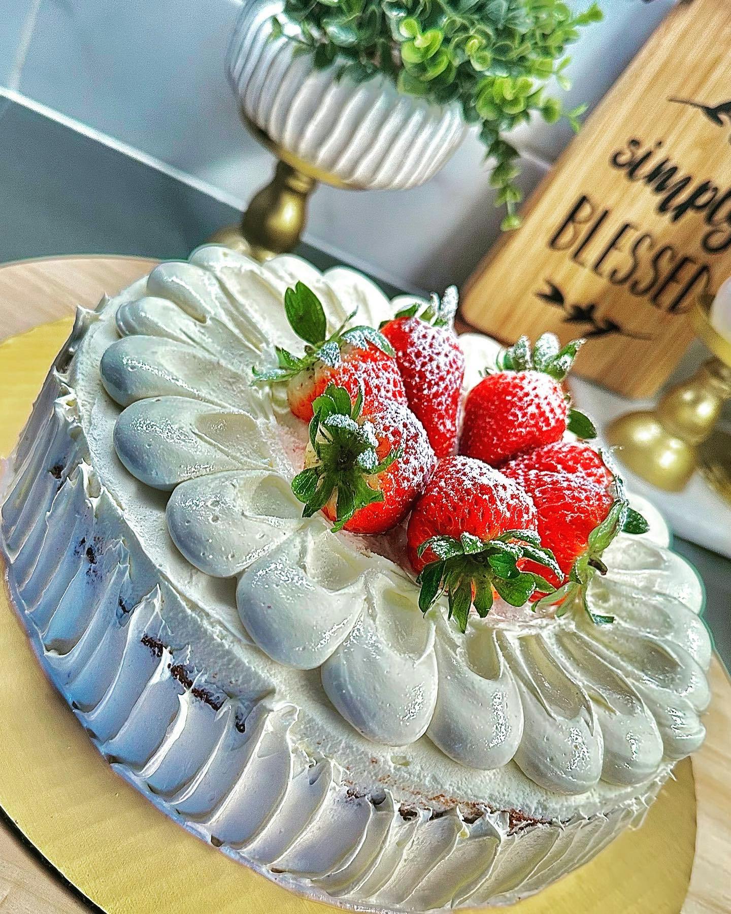 Strawberry cloud cake 